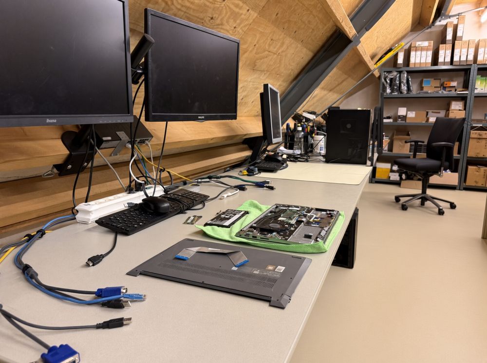 Een laptop wordt in onze preconfig voorbereid voor uitgifte