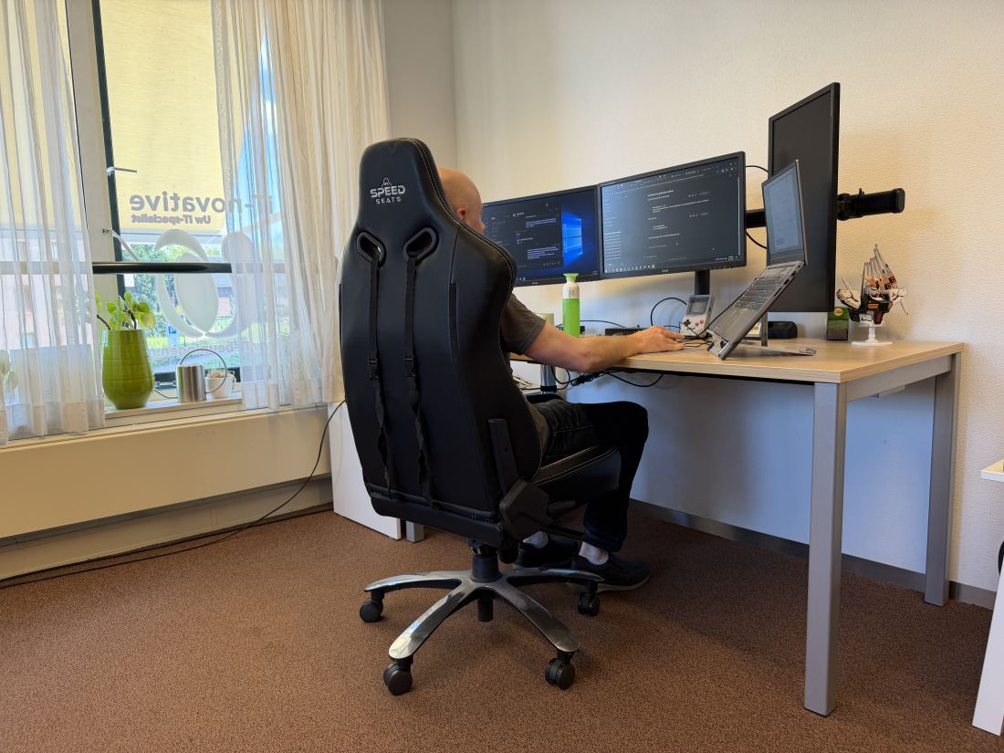 Een collega werkt aan een eigen ingerichte werkplek